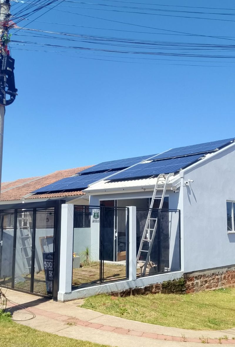 Casa com sistema solar instalado no telhado