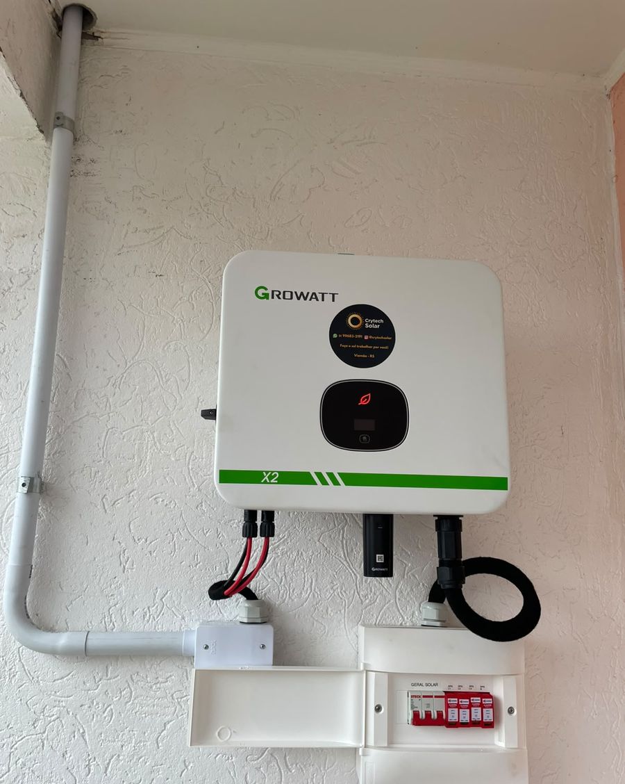 Inversor Growatt instalado pela Crytech Solar com quadro de proteção