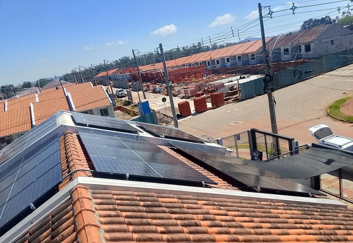 Painéis solares em telhado colonial