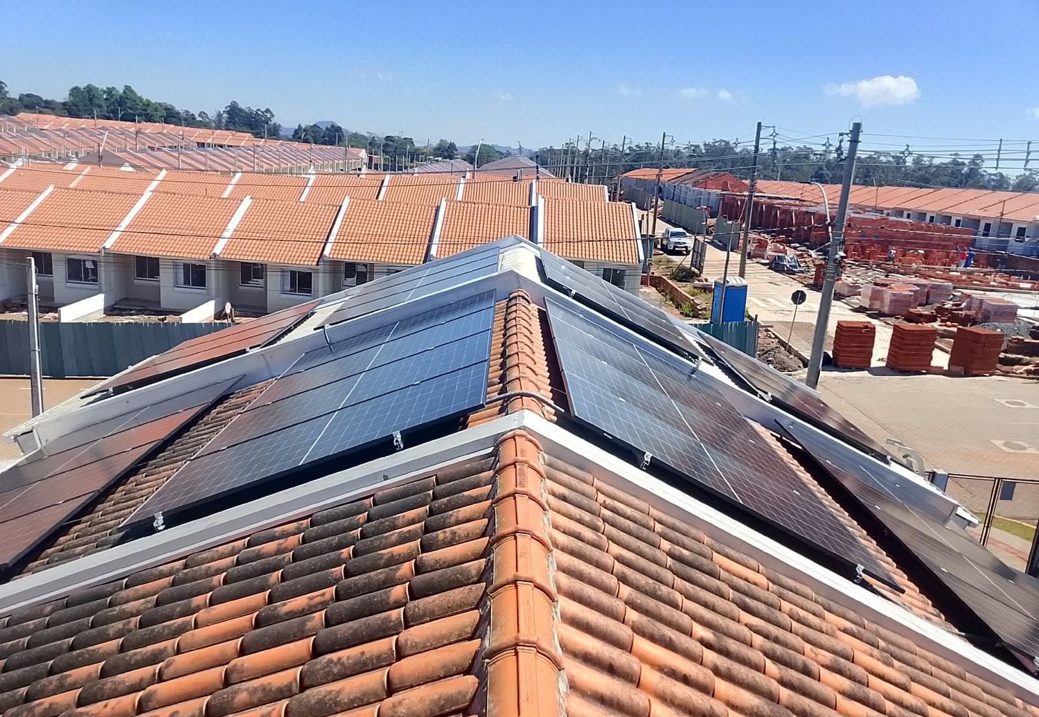 Painéis solares instalados em telhado colonial na Grande Porto Alegre